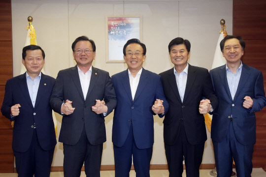 행정안전부가 14일 정부서울청사에서 시도지사협의회 신임 임원단과 간담회를 개최했다. 김부겸(왼쪽 두번째) 행안부 장관이 시도지사협의회 신임 임원단(왼쪽부터 심보균 차관, 김부겸 장관, 김관용 경북도지사, 이춘희 세종특별자치시장, 김기현 울산광역시장)과 간담회에 앞서 기념촬영을 하고 있다. 행안부 제공.